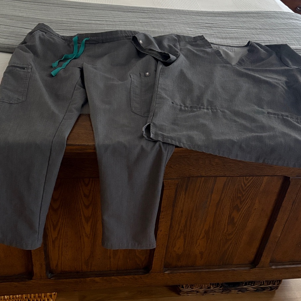 Figs gray scrub set